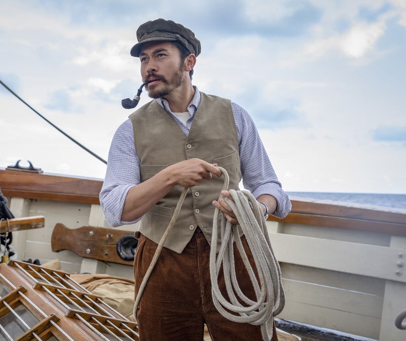 En esta imagen proporcionada por Lionsgate, Henry Golding en una escena de The Ministry of Ungentlemanly Warfare. (Daniel Smith/Lionsgate via AP)