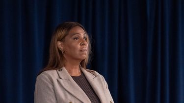 La fiscal general de Nueva York, Letitia James, asiste a una conferencia de prensa con la gobernadora del estado Kathy Hochul, el viernes 2 de octubre de 2026, en Nueva York. (AP Foto/Yuki Iwamura)