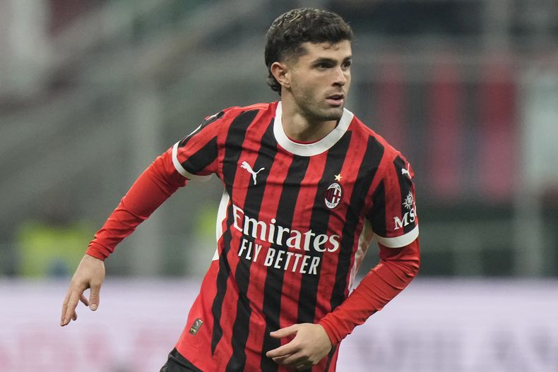 ARCHIVO - Foto del miércoles 3 de diciembre del 2024, el estadounidense Christian Pulisic del AC Milan juega en los octavos de final de la Copa de Italia ante el Sassoulo. (AP Foto/Luca Bruno, Archivo)
