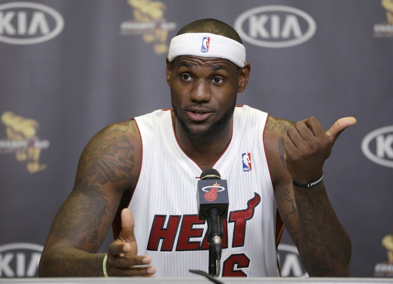 El jugador del Heat de Miami, LeBron James, gesticula en una conferencia de prensa el lunes, 30 de septiembre de 2013, en Miami. (AP Photo/Wilfredo Lee)