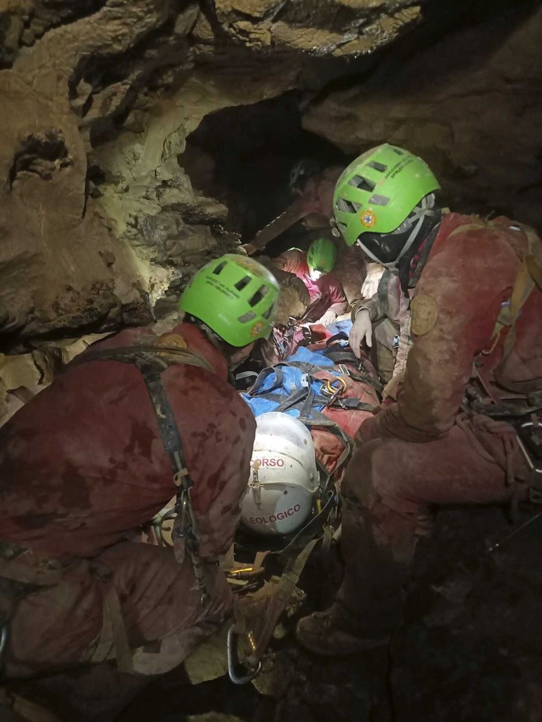 Esta imagen publicada el lunes 16 de diciembre de 2024 por el cuerpo italiano de Rescate Alpino muestra la operación de rescate de Ottavia Piana, una espeleóloga atrapada en la cueva de Bueno Fonteno, cerca de Bérgamo, Italia, tras caer unos cinco metros (16 pies) el sábado poro la noche durante una expedición. (Soccorso Alpino via AP )