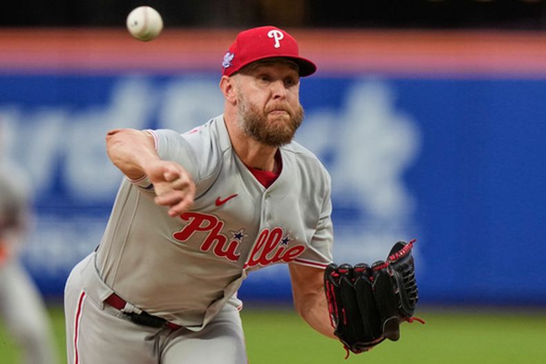 El lanzador de los Filis de Filadelfia, Zack Wheeler, lanza durante la segunda entrada de un partido de béisbol contra los Mets de Nueva York, el viernes 26 de junio de 2026, en Nueva York. (Foto AP/Frank Franklin II)