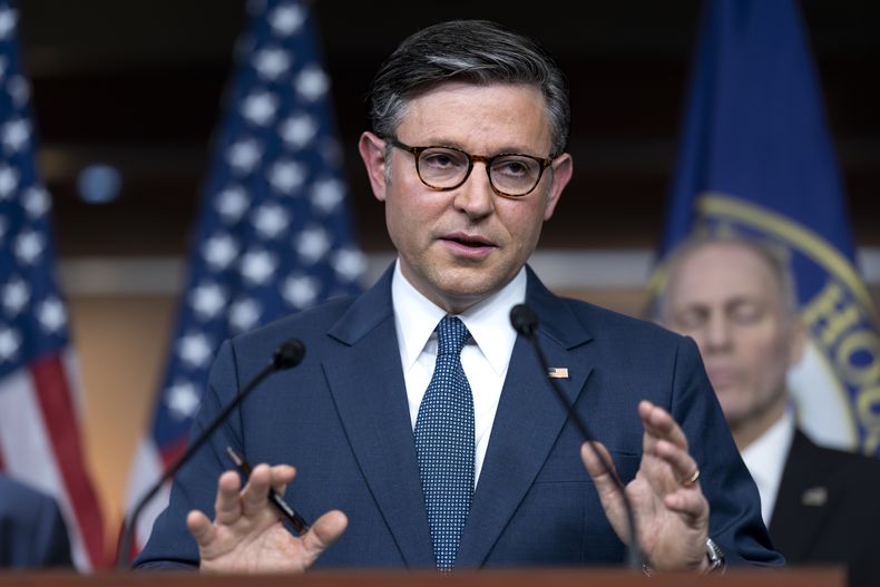 El presidente de la Cámara de Representantes, el republicano Mike Johnson, atiende a los periodistas tras una reunión a puerta cerrada con sus colegas republicanos, el martes 24 de septiembre de 2024, en el Capitolio de Washington. (AP Foto/J. Scott Applewhite)