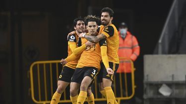 Wolves ganan e igualan en puntos al Liverpool y Everton