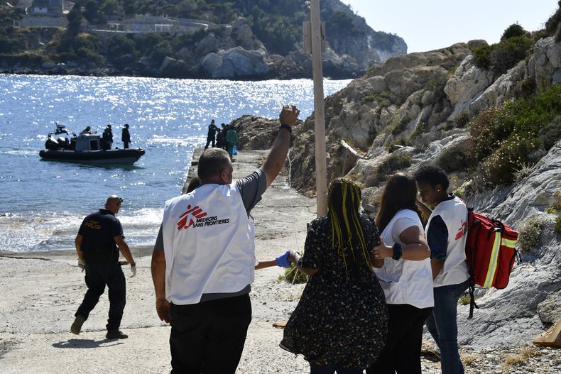 Miembros de Médicos sin Fronteras brindan ayuda a una mujer embarazada que sobrevivió a un naufragio de un bote con migrantes frente a la isla de Samos, Grecia, en el Mar Egeo, el lunes 23 de septiembre de 2024. (AP Foto/Michael Svarnias)