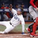Rays ganan 5-4 a Medias Rojas; Walls y Díaz remolcan