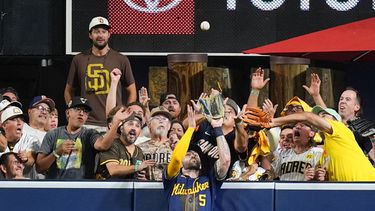 El jardinero central de los Cerveceros de Milwaukee, Garrett Mitchell, atrapa un batazo conectado por Manny Machado, de los Padres de San Diego, durante la octava entrada del cuarto juego de la serie divisional de la Liga Nacional de béisbol, el miércoles 7 de octubre de 2026, en San Diego. (Foto AP/Gregory Bull)