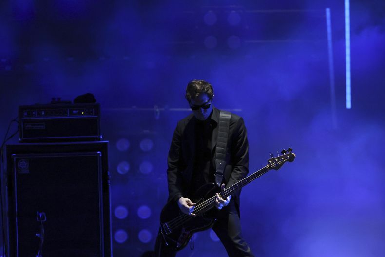 La banda estadounidense Interpol, se presenta en un concierto gratuito en el Zócalo de la Ciudad de México el sábado 20 de abril de 2024. (Foto AP/Ginnette Riquelme)