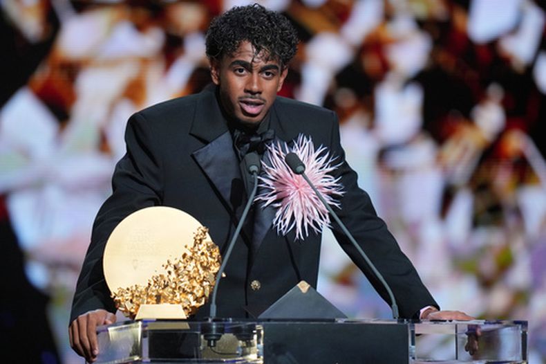 Lamine Yamal habla tras ganar el premio al Joven Talento Masculino durante la ceremonia al Balón de Oro el lunes 26 de octubre del 2026. (AP Foto/Kin Cheung)
