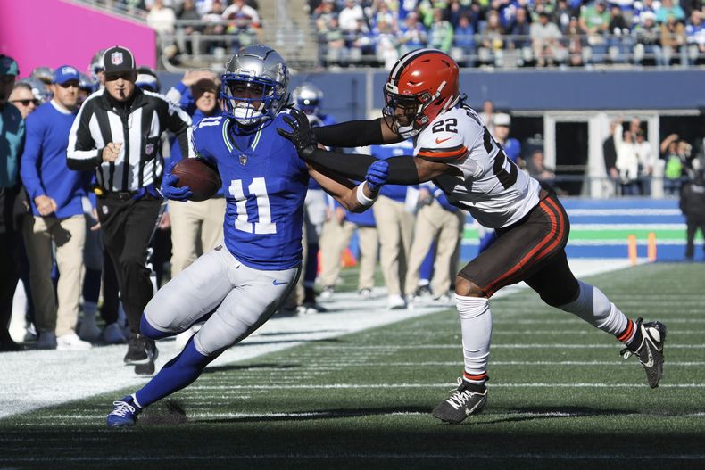 El safety de los Browns de Cleveland Grant Delpit intenta empujar al receptor de los Seahawks de Seattle Jaxon Smith-Njigba para que saliera del campo en el encuentro del domingo 29 de octubre del 2023. (AP Foto/Ted S. Warren)