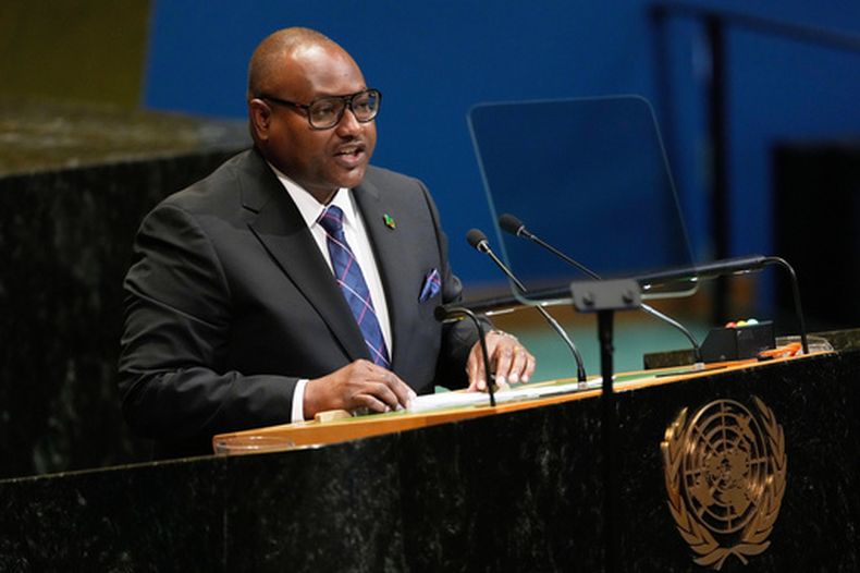 ARCHIVO - Mulambo Hamakuni Haimbe, Ministro de Exteriores de Zambia, se dirige a la 80ª sesión de la Asamblea General de las Naciones Unidas, el 29 de septiembre de 2025. (Foto AP/Seth Wenig, Archivo)