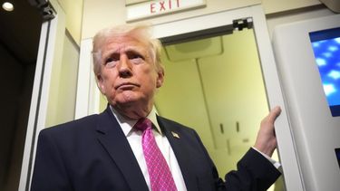 El presidente Donald Trump habla con los periodistas a bordo del Air Force One el domingo 29 de marzo de 2026, en ruta desde West Palm Beach, Florida, a la Base Conjunta Andrews, Maryland. (AP Foto/Mark Schiefelbein)