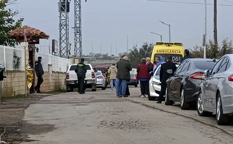 Familiares esperan noticias de sus seres queridos frente a una residencia de ancianos donde fallecieron al menos 10 personas en un incendio, en Zaragoza, España, el 15 de noviembre de 2024. (AP Foto/Ferran Mallol )