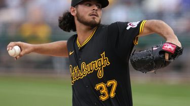 El abridor de los Piratas de Pittsburgh Jared Jones lanza en la segunda entrada del juego ante los Dodgers de Los Ángeles el martes 4 de junio del 2024. (AP Foto/Gene J. Puskar)