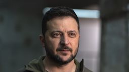 El presidente ucraniano Volodymyr Zelenskyy posa para una fotografía después de su entrevista con The Associated Press en Járkiv, Ucrania, el 30 de noviembre de 2023. (Foto AP/Efrem Lukatsky, Archivo)