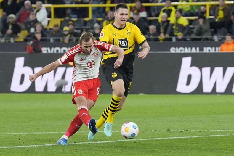 Harry Kane del Bayern Munich anota el cuarto gol de su equipo en el encuentro ante el Borussia Dortmund en la Bundesliga el sábado 4 de noviembre del 2023. (AP Foto/Martin Meissner)