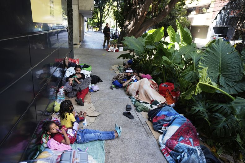 Migrantes venezolanos esperan por información sobre vuelos de regreso a Venezuela fuera de la embajada en Ciudad de México, el lunes 14 de abril de 2025. (AP Foto/Fernando Llano)