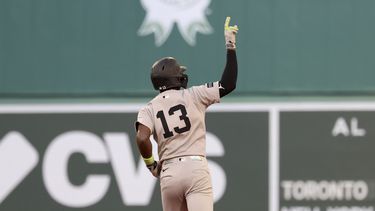 Jazz Chisholm, Jr., de los Yankees de Nueva York, hace un gesto mientras corre las bases después de conectar un jonrón durante la quinta entrada de un juego de béisbol contra los Medias Rojas de Boston, el sábado 13 de septiembre de 2025, en Boston. (AP Photo/Mark Stockwell)