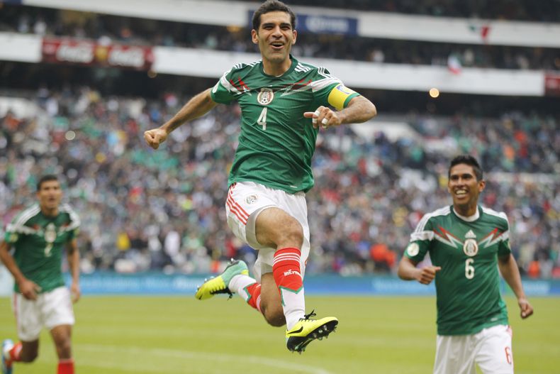 Rafael M&aacute;rquez, de M&eacute;xico, celebra luego de anotar el quinto gol contra Nueva Zelanda, en el partido de ida del repechaje por un boleto para el Mundial, el mi&eacute;rcoles 13 de noviembre de 2013  (AP Foto/Eduardo Verdugo)