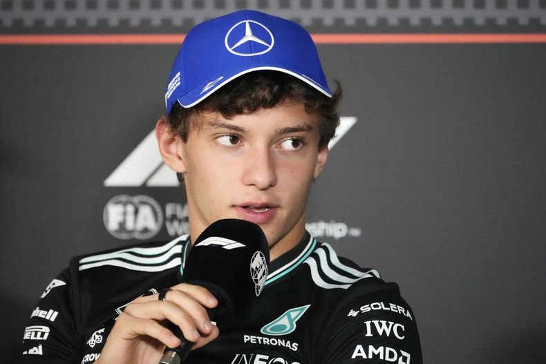 El piloto de Mercedes, Andrea Kimi Antonelli, asiste a una conferencia de prensa en el Circuito de la Ciudad de Bakú, antes del Gran Premio de Azerbaiyán de Fórmula 1 en Bakú, Azerbaiyán, el jueves 18 de septiembre de 2025. (AP Photo/Darko Bandic)