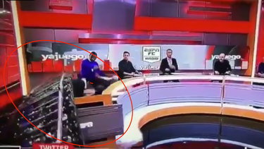 video: una pantalla gigante aplasta a un periodista de espn en medio de un programa en directo