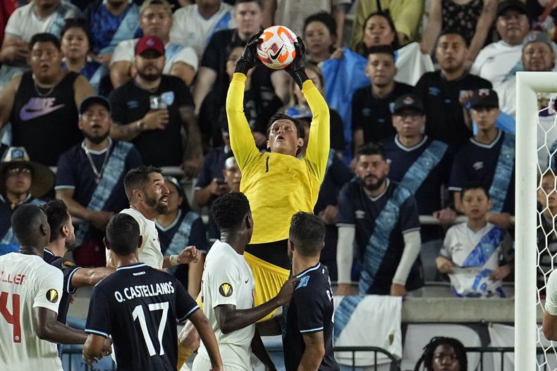 El arquero guatemalteco Nicholas Hagen (1) ataja un remate en el empate 0-0 contra Canadá en la Copa Oro, el sábado 1 de julio de 2023, en Houston. (AP Foto/David J. Phillip)
