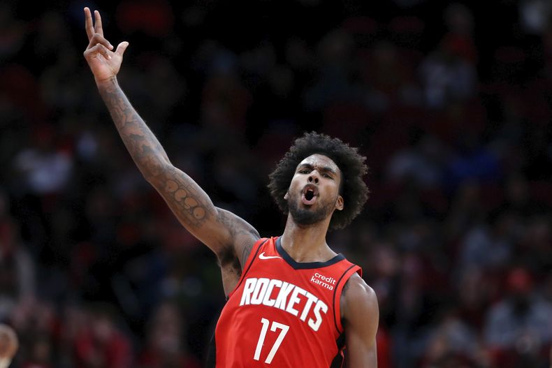 Tari Eason, de los Rockets de Houston, reacciona después de encestar un triple en contra de los Grizzlies de Memphis durante la segunda mitad del juego de baloncesto de la NBA, el miércoles 13 de diciembre de 2023, en Houston. (AP Foto/Michael Wyke)