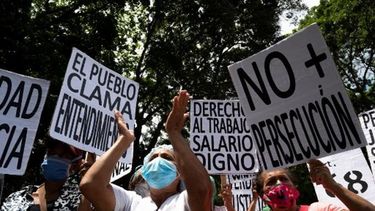 los trabajadores venezolanos exigieron al regimen de maduro salarios dignos y vacunacion masiva contra el covid-19
