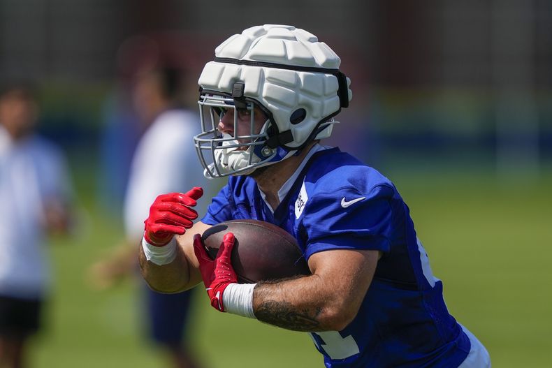 El corredor de los Giants de Nueva York Cam Skattebo corre con el balón en un entrenamiento el jueves 24 de julio del 2025. (AP Foto/Yuki Iwamura)