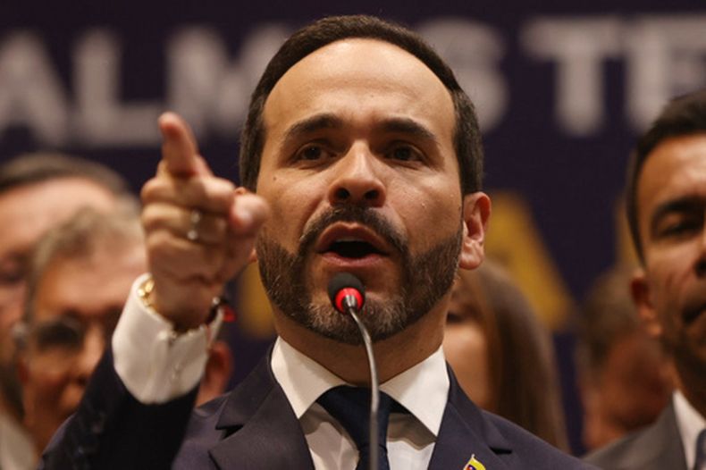 El presidente electo de Colombia, Abelardo de la Espriella, habla durante una conferencia de prensa en Bogotá, Colombia, el jueves 30 de julio de 2026. (Foto AP/John Vizcaino)
