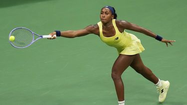 La estadounidense Coco Gauff responde a una bola de la kazaja Elena Rybakina en las semifinales individuales del Abierto de Estados Unidos el 10 de septiembre del 2026. (AP Foto/Kirsty Wigglesworth)