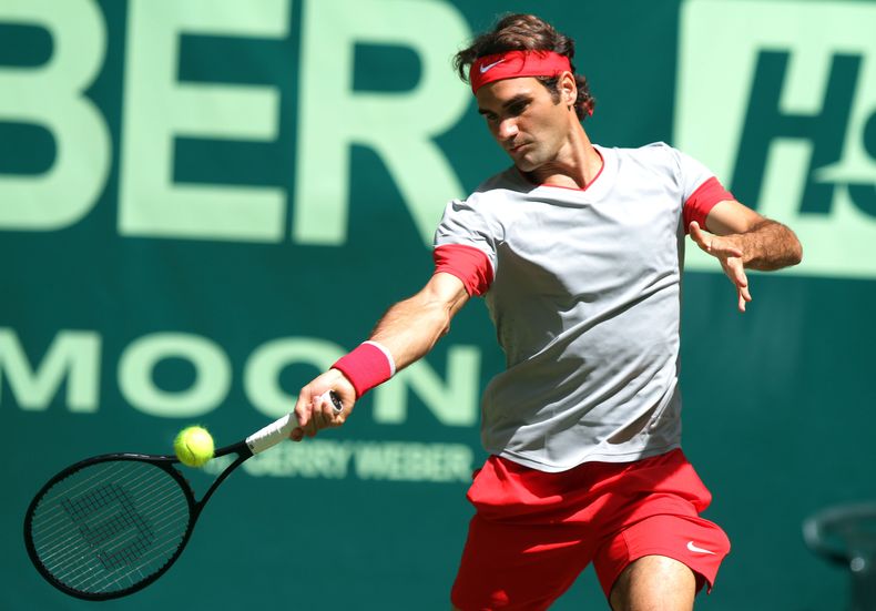 Roger Federer durante el encuentro en que venci[o a Juan Sousa en el torneo de Halle, Alemania, el 12 de junio del 2014. (AP Foto/dpa, Oliver Krato)