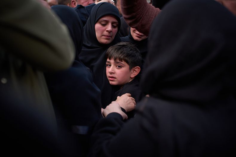 Mohammed, de 8 años, llora junto al ataúd de su padre, Hussein Makkah, en el funeral de 13 funcionarios asesinados el día anterior en un ataque israelí en la ciudad costera de Sidón, Líbano, el sábado 11 de abril de 2026. (AP Foto/Emilio Morenatti)