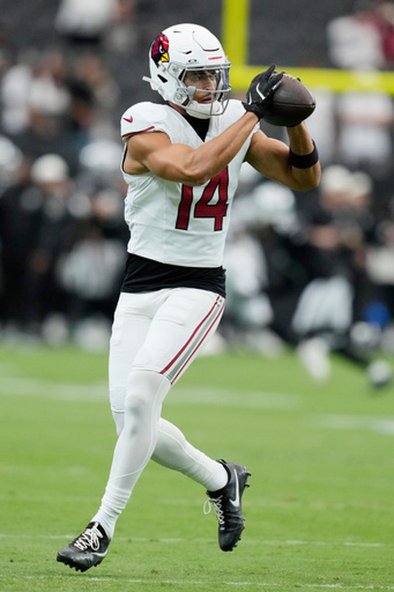 Michael Wilson, receptor de los Cardinals de Arizona, calienta antes de un partido de pretemporada de la NFL ante los Raiders de Las Vegas, el jueves 13 de agosto de 2026 (AP Foto/John Locher)