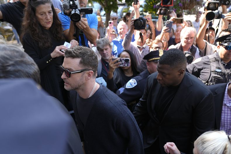 Justin Timberlake, izquierda, entra a la corte para una audiencia, el viernes 13 de septiembre de 2024, en Sag Harbor, Nueva York. (Foto AP/Pamela Smith)