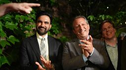 El candidato congresional demócrata Brad Lander con el alcalde de la ciudad de Nueva York Zohran Mamdani, en Nueva York, el 23 de junio del 2026. (AP foto/Ryan Murphy)