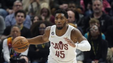 Mitchell anota 46 en regreso a Utah pero Jazz supera a Cavs