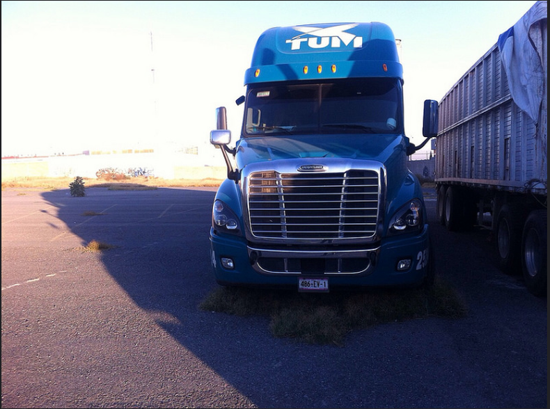 El vehículo pertenecía a la empresa Transportes Unidos Mexicanos.