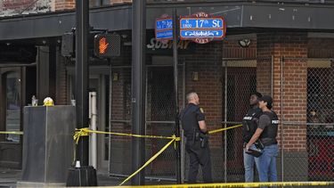 Agentes de policía permanecen en una calle de la zona de Ybor City en Tampa, Florida, después de un tiroteo, el domingo 29 de octubre de 2023. (AP Foto/Chris OMeara)