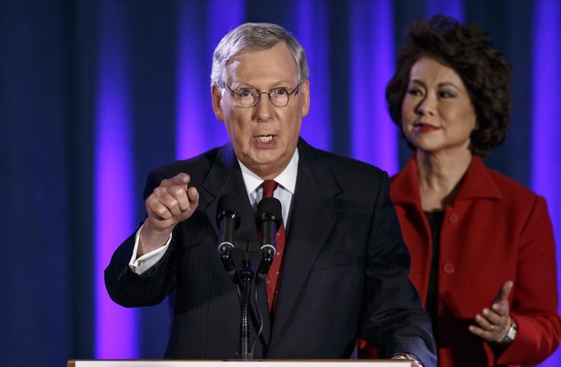El l&iacute;der de la minor&iacute;a en el Senado, Mitch McConnell, de  Kentucky, con su esposa, la ex secretaria de empleo Elaine Chao, celebra su victoria ante sus seguidores en la noche electoral de 4 de noviembre de 2014, en Louisville, Kentucky, EEUU