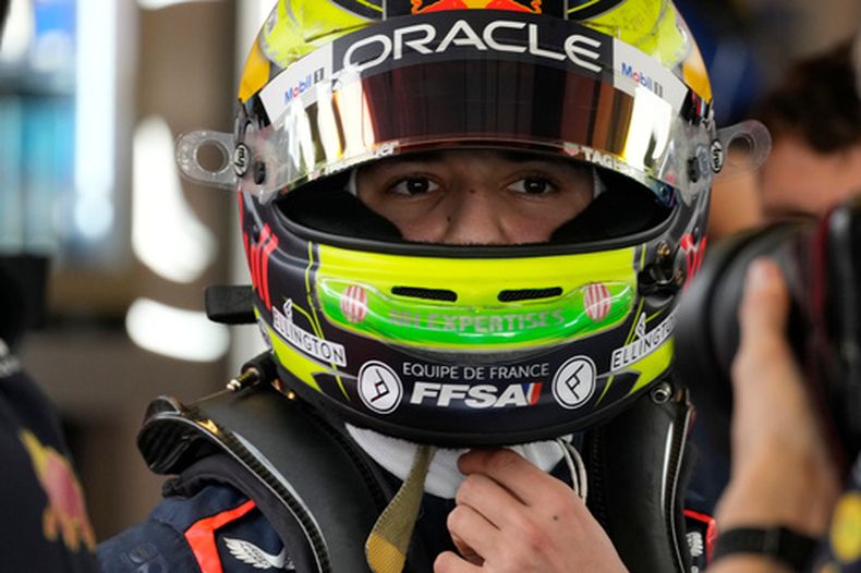 ARCHIVO - El piloto de Red Bull Isack Hadjar previo a una práctica de cara al Gran Premio de Abu Dabi, el 24 de noviembre de 2023. (AP Foto/Kamran Jebreili)