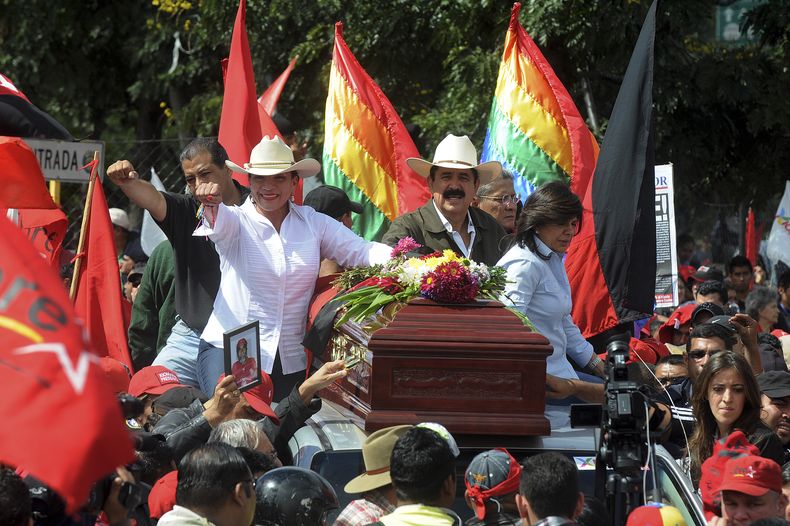 La candidata presidencial opositora Xiomara Castro y su esposo, el presidente derrocado Manuel Zelaya, encabezan una marcha convocada por Castro, quien asegura que las elecciones de la semana pasada fueron fraudulentas, en Tegucigalpa, Honduras, el doming
