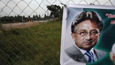 americateve | Un poster del ex presidente paquistan&iacute; Pervez Musharraf cerca de un punto de control en las afueras de su residencia en  Islamabad, Pakist&aacute;n, el mi&eacute;rcoles 6 de noviembre de 2013. Un tribunal otorg&oacute; a Musharraf la libertad bajo