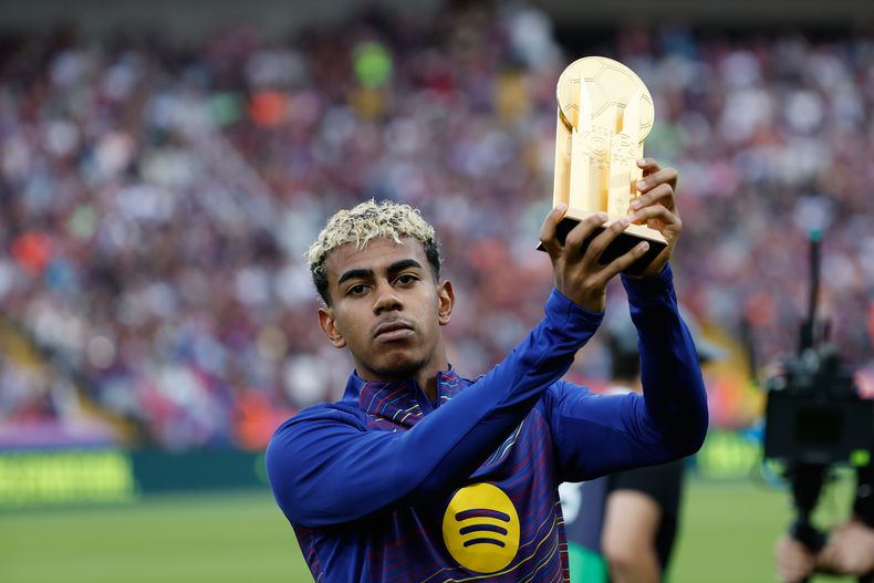 Lamine Yamal del Barcelona muestra el trofeo Kopa previo al partido contra la Real Sociedad, el domingo 28 de septiembre de 2025, en Barcelona. (AP Foto/Joan Monfort)