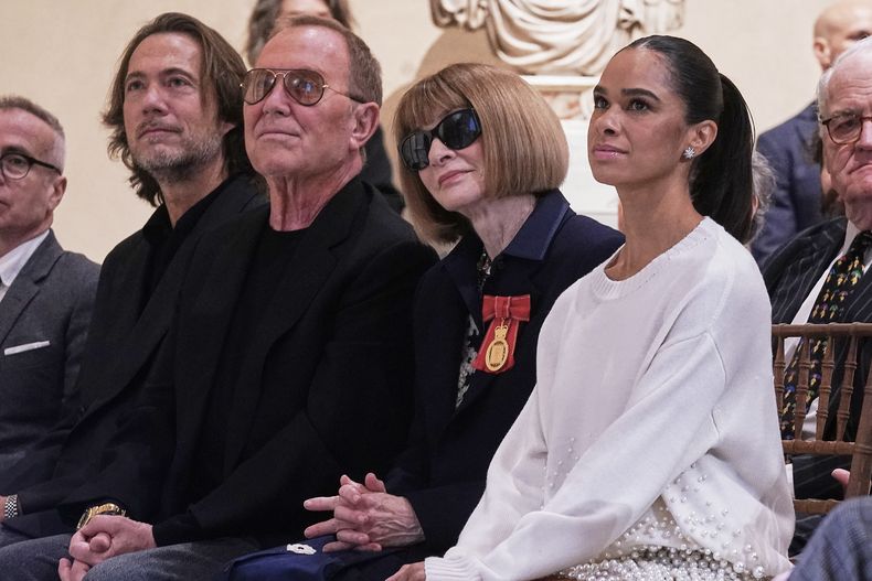 El diseñador Michel Kors, segundo por la izquierda, la ex editora en jefe de la revista Vogue, Anna Wintour, tercera por la izquierda, y Misty Copeland, a la derecha, quien recientemente se retiró del American Ballet Theatre, escuchan durante el anuncio, en el Museo Metropolitano de Arte de Nueva York, el lunes 17 de noviembre de 2025, sobre la próxima exposición de moda de primavera Costume Art, que se lanzará en la Met Gala en 2026. (Foto AP/Richard Drew)