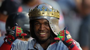 El dominicano Ángel Martínez festeja en la cueva luego de conseguir un grand slam por los Guardianes de Cleveland ante los Medias Blancas de Chicago, el viernes 7 de agosto de 2026 (AP Foto/Melissa Tamez)