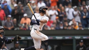 Wenceel Pérez de los Tigres de Detroit conecta un doble de dos carreras ante los Rays de Tampa Bay, el martes 24 de septiembre de 2024, en Detroit. (AP Foto/Paul Sancya)