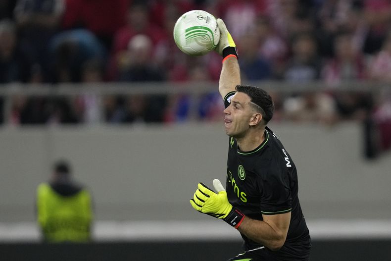 El arquero del Aston Villa, Emiliano Martínez, en acción durante la semifinal de la Europa Conference League contra Olympíacos en el estadio Georgios Karaiskakis de Atenas, Grecia, jueves 9 Mayo, 2024. (AP Foto/Thanassis Stavrakis)