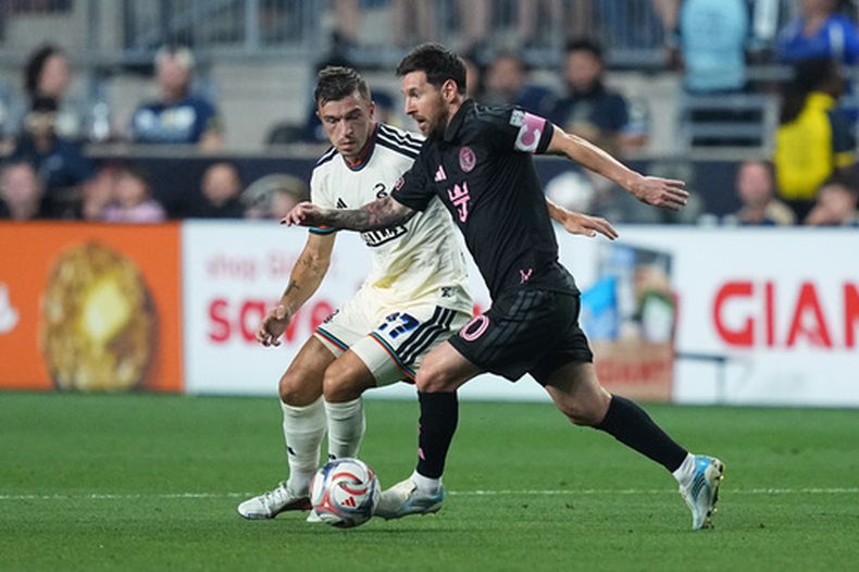 Lionel Messi, del Inter Miami, controla el esférico frente a Kai Wagner, del Union de Filadelfia, en un cotejo de la MLS, disputado el miércoles 19 de agosto de 2026 (AP Foto/Matt Rourke)