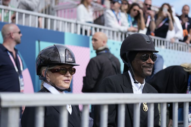 Snoop Dogg y Martha Stewart observan la final del Gran Premio del equipo de doma, en los Juegos Olímpicos de Verano de 2024, el sábado 3 de agosto de 2024, en Versalles, Francia. (Foto AP/Mosaab Elshamy)